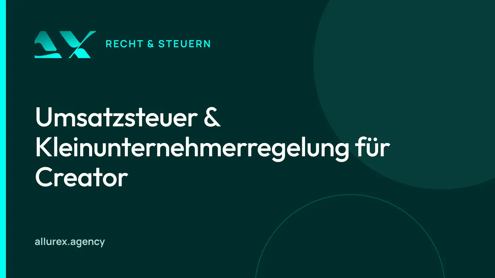 Titelgrafik in Petrol und Cyan mit dem Schriftzug Umsatzsteuer und Kleinunternehmerregelung für Creator